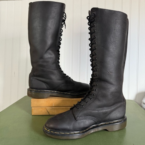 VTG England #1420 Dr. Martens OG 20-Eyelet Lace-Up Boots in Black Leather - Picture 9 of 16